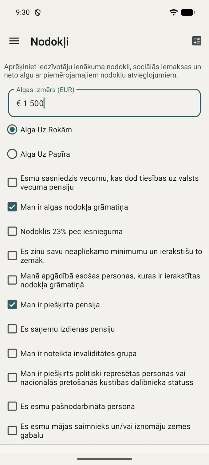 Ekrāna «Nodokļi» ievade: lauks «Algas summa (EUR)» ar 1500 EUR, izvēle starp «Alga «Uz Rokām»» un «Alga «Uz Papīra»» un izvēles rūtiņu kolonna — pensijas vecums, «Man ir algas nodokļa grāmatiņa» (atzīmēta), 23% pēc iesnieguma, zināms neapliekamais minimums, apgādājamie, piešķirta pensija (atzīmēta), izdienas pensija, invaliditātes grupa, politiski represētās personas statuss, pašnodarbinātais, izīrētājs.